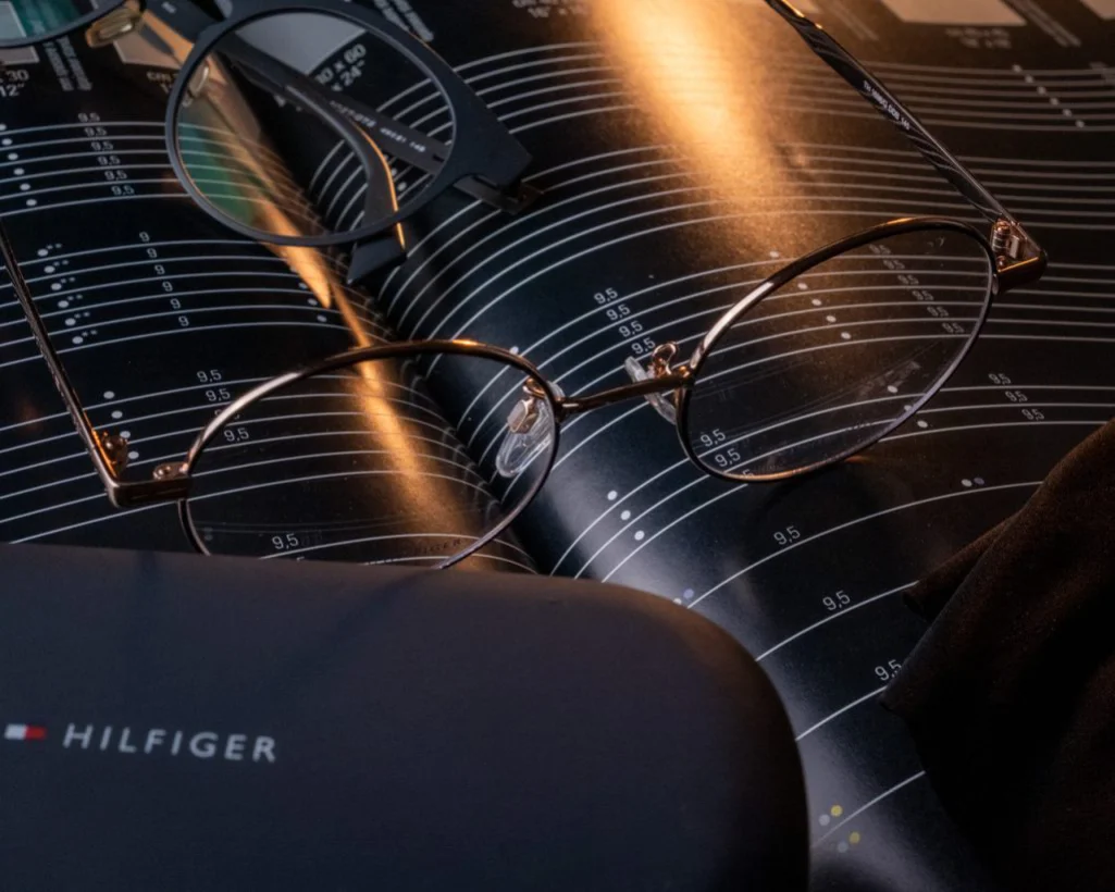 Astigmtaizmas miesto optika akių klinika korekciniai akiniai lęšiai akinių rėmeliai