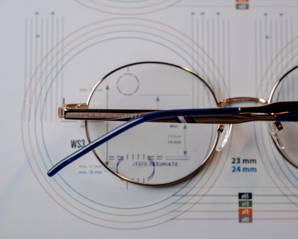 Astigmtaizmas miesto optika akių klinika korekciniai akiniai lęšiai akinių rėmeliai