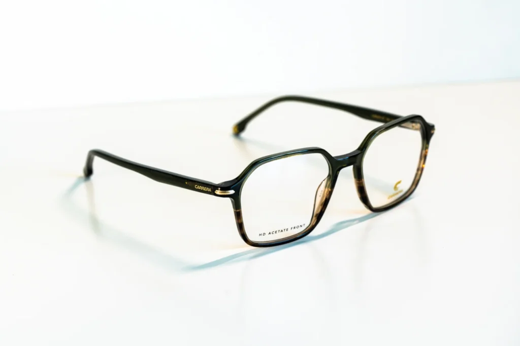 akinių rėmeliai naujienos Hugo Tommy Hilfiger Pierre Cardin Carrera miesto optika akių klinika korekciniai akiniai lęšiai