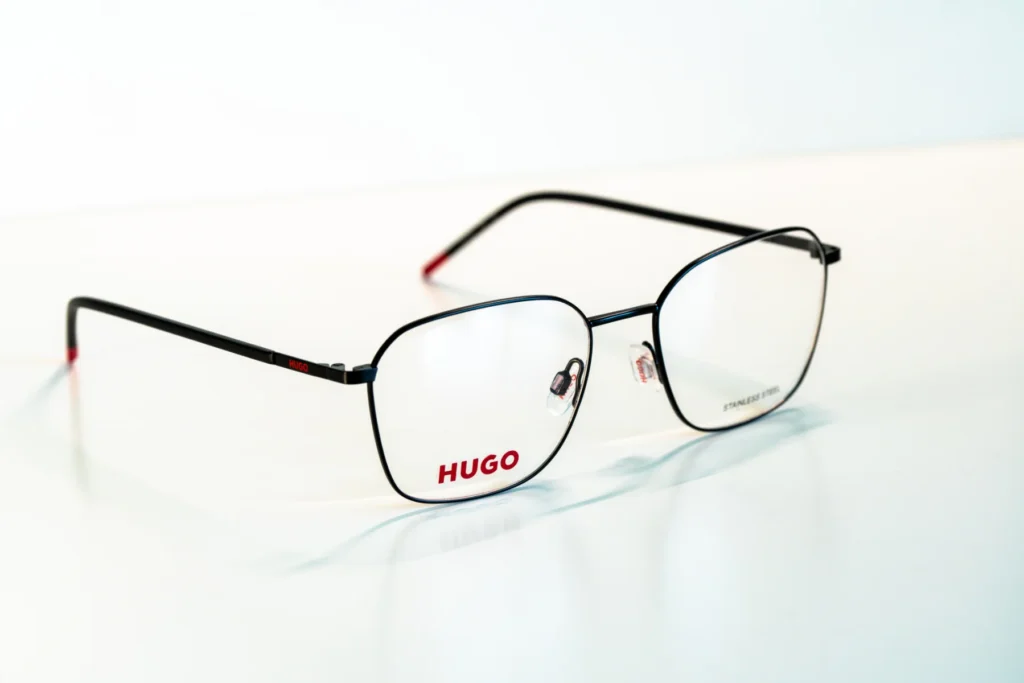 akinių rėmeliai naujienos Hugo Tommy Hilfiger Pierre Cardin Carrera miesto optika akių klinika korekciniai akiniai lęšiai