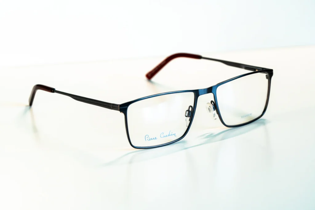 akinių rėmeliai naujienos Hugo Tommy Hilfiger Pierre Cardin Carrera miesto optika akių klinika korekciniai akiniai lęšiai