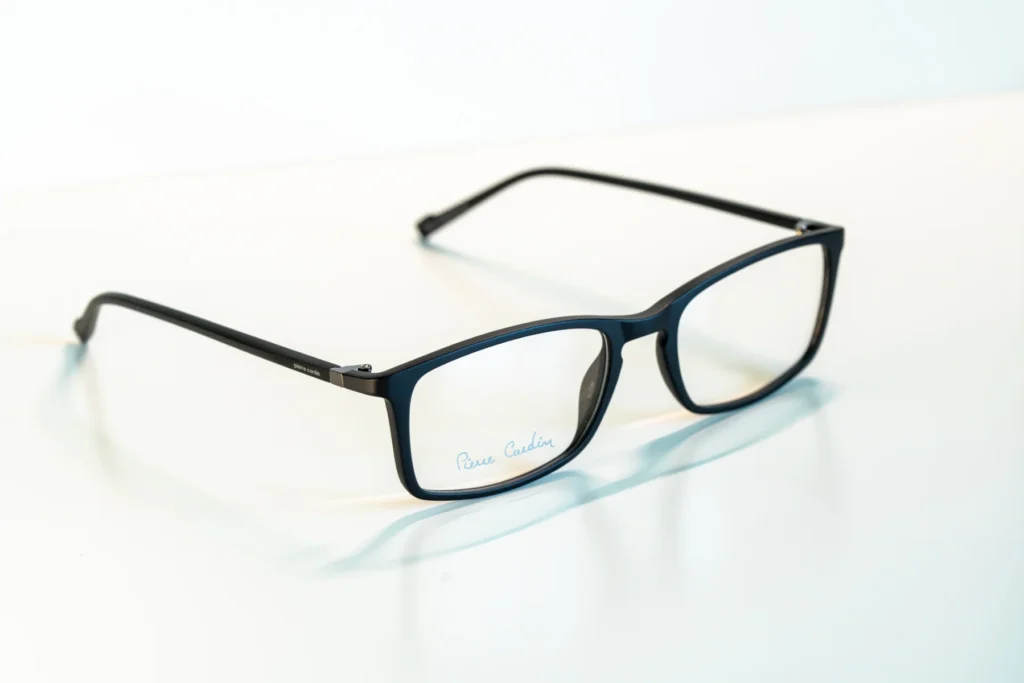 akinių rėmeliai naujienos Hugo Tommy Hilfiger Pierre Cardin Carrera miesto optika akių klinika korekciniai akiniai lęšiai