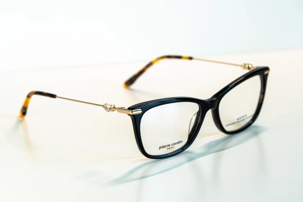akinių rėmeliai naujienos Hugo Tommy Hilfiger Pierre Cardin Carrera miesto optika akių klinika korekciniai akiniai lęšiai