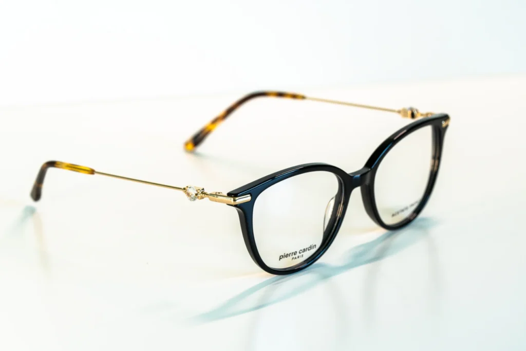 akinių rėmeliai naujienos Hugo Tommy Hilfiger Pierre Cardin Carrera miesto optika akių klinika korekciniai akiniai lęšiai