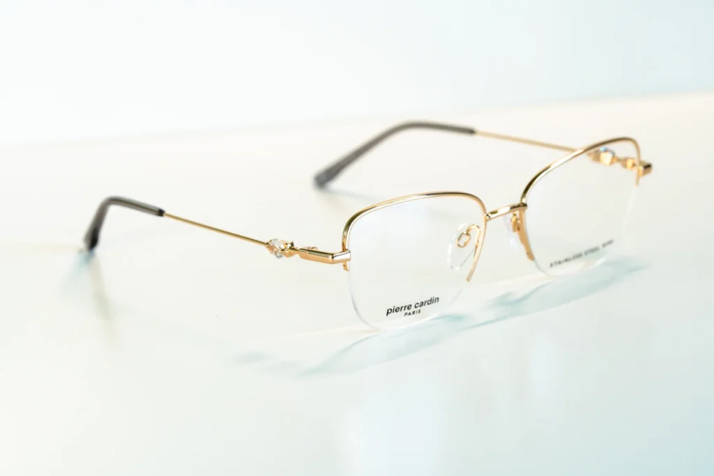akinių rėmeliai naujienos Hugo Tommy Hilfiger Pierre Cardin Carrera miesto optika akių klinika korekciniai akiniai lęšiai
