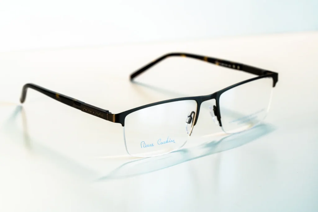 akinių rėmeliai naujienos Hugo Tommy Hilfiger Pierre Cardin Carrera miesto optika akių klinika korekciniai akiniai lęšiai