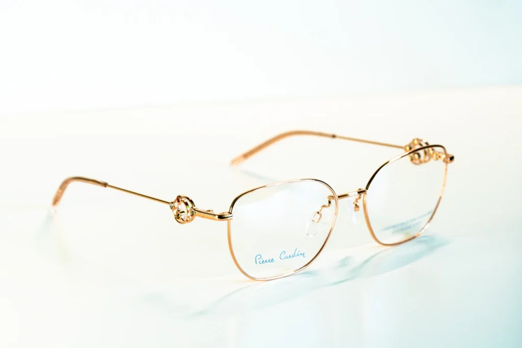 akinių rėmeliai naujienos Hugo Tommy Hilfiger Pierre Cardin Carrera miesto optika akių klinika korekciniai akiniai lęšiai