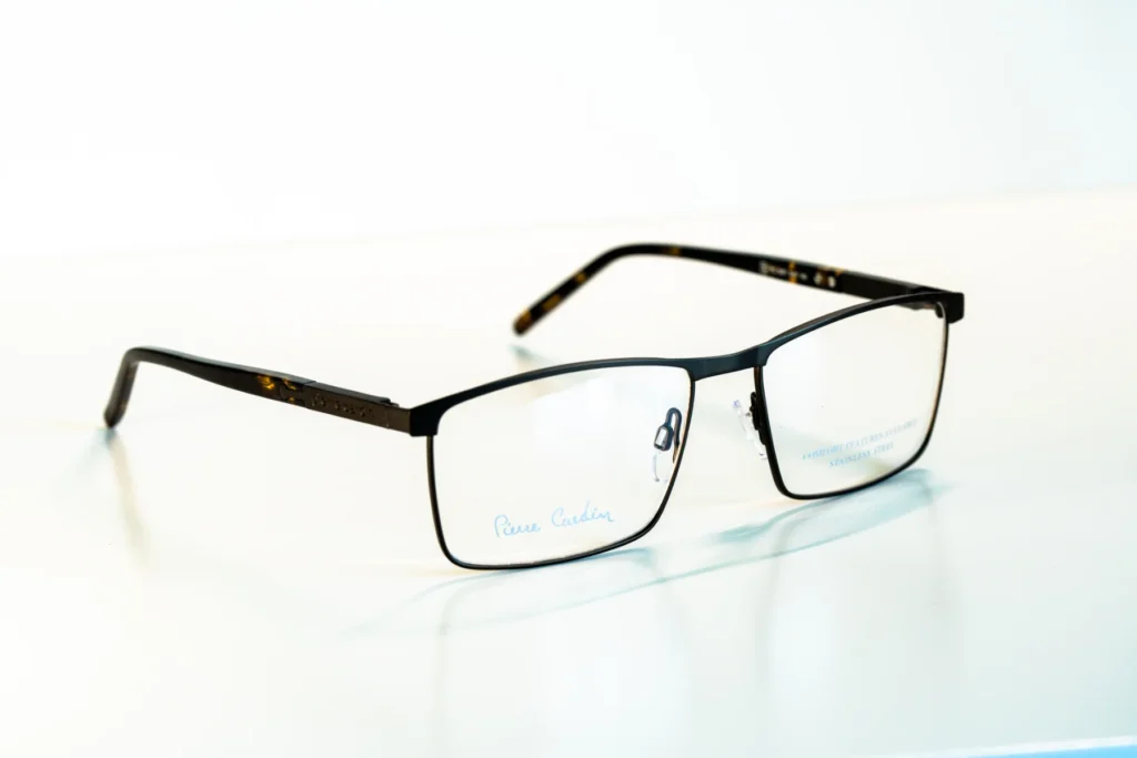 akinių rėmeliai naujienos Hugo Tommy Hilfiger Pierre Cardin Carrera miesto optika akių klinika korekciniai akiniai lęšiai