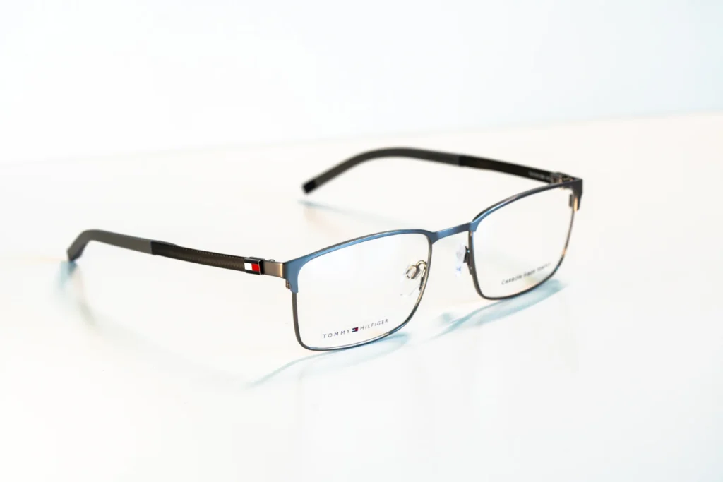 akinių rėmeliai naujienos Hugo Tommy Hilfiger Pierre Cardin Carrera miesto optika akių klinika korekciniai akiniai lęšiai