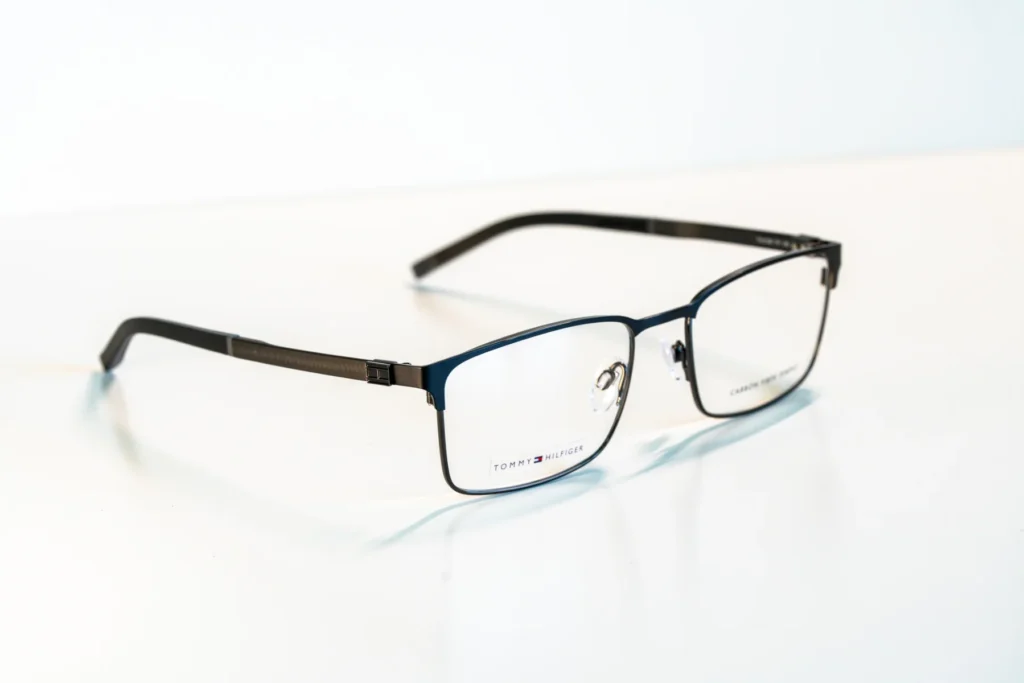 akinių rėmeliai naujienos Hugo Tommy Hilfiger Pierre Cardin Carrera miesto optika akių klinika korekciniai akiniai lęšiai