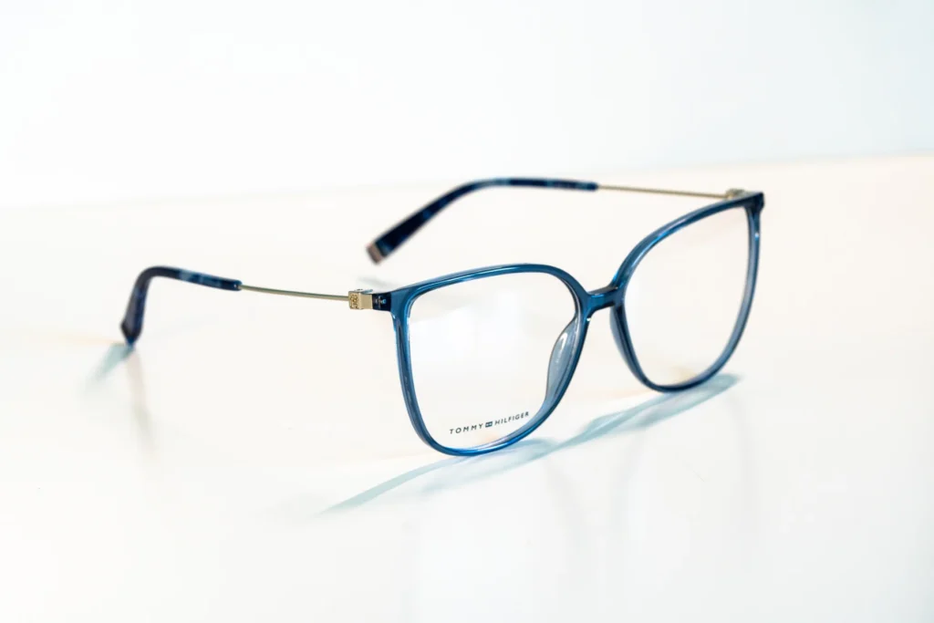 akinių rėmeliai naujienos Hugo Tommy Hilfiger Pierre Cardin Carrera miesto optika akių klinika korekciniai akiniai lęšiai