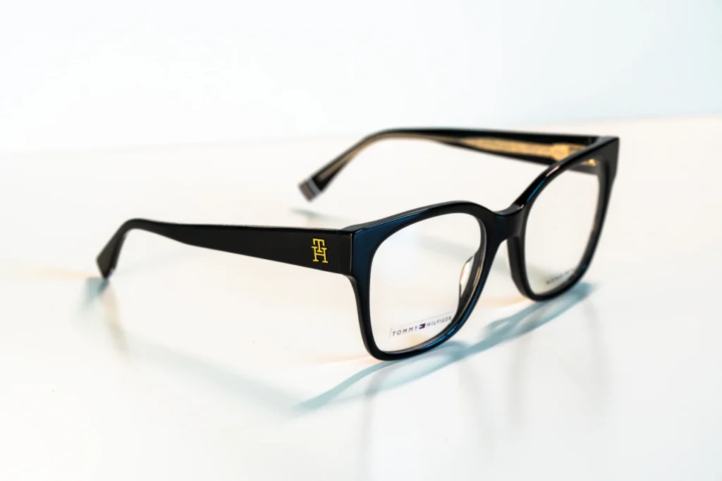 akinių rėmeliai naujienos Hugo Tommy Hilfiger Pierre Cardin Carrera miesto optika akių klinika korekciniai akiniai lęšiai