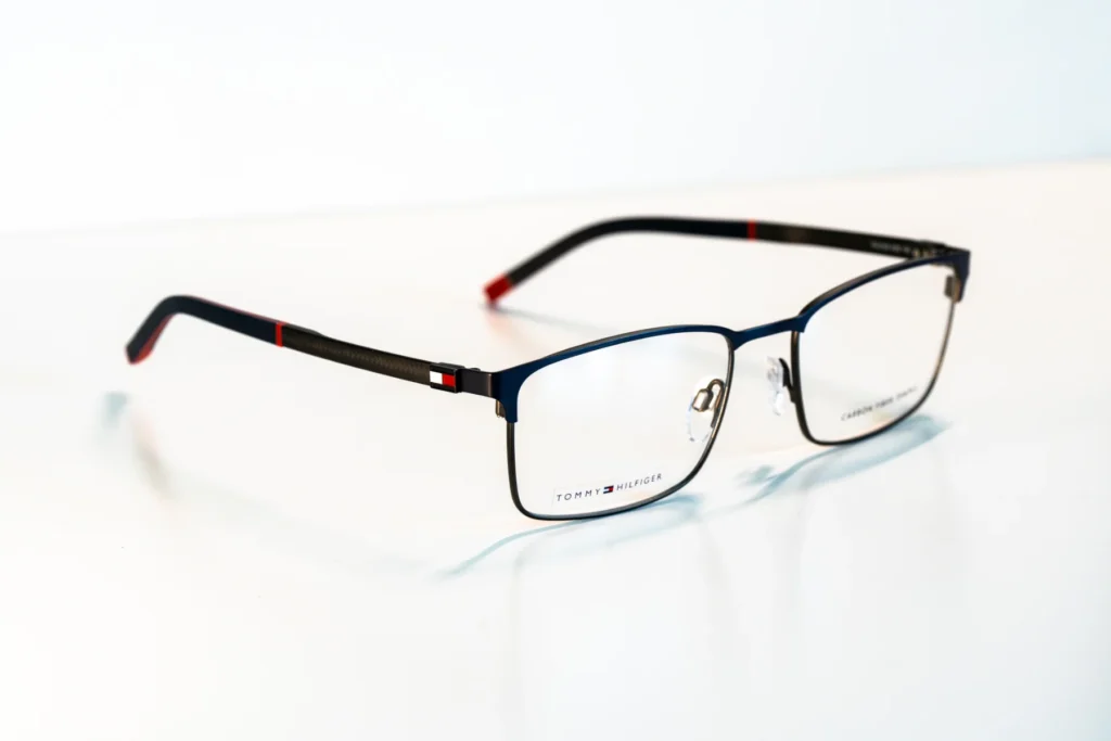 akinių rėmeliai naujienos Hugo Tommy Hilfiger Pierre Cardin Carrera miesto optika akių klinika korekciniai akiniai lęšiai