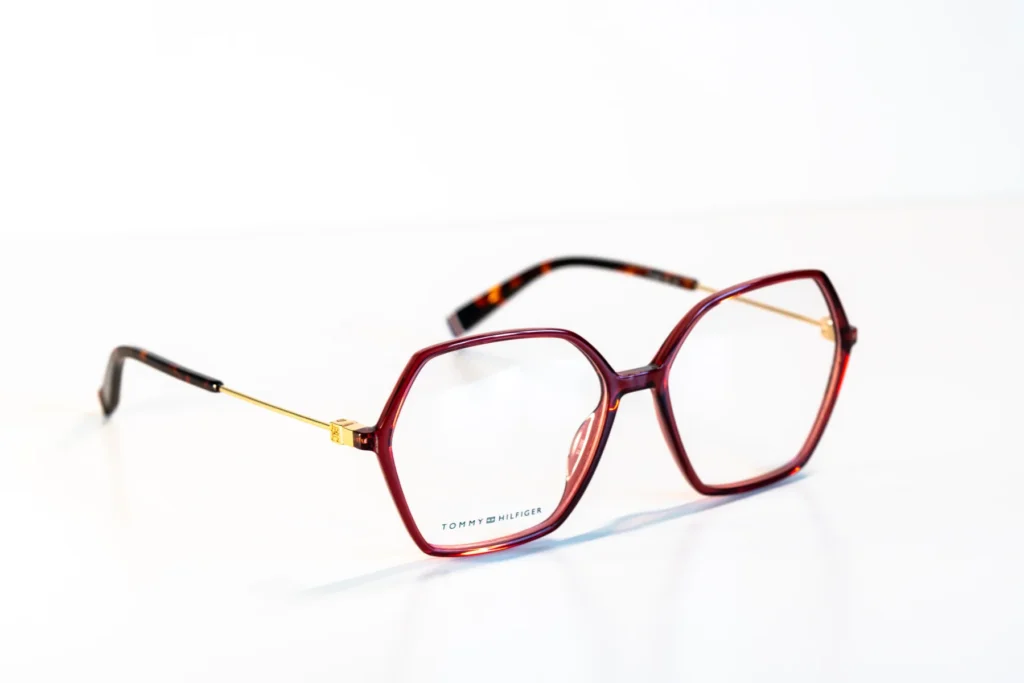 akinių rėmeliai naujienos Hugo Tommy Hilfiger Pierre Cardin Carrera miesto optika akių klinika korekciniai akiniai lęšiai