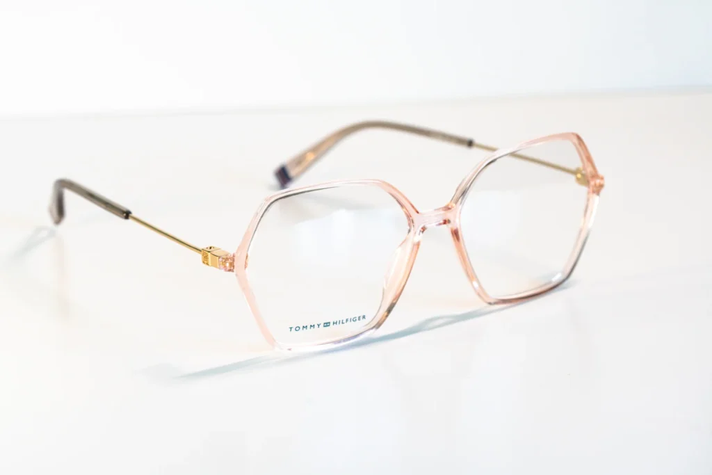 akinių rėmeliai naujienos Hugo Tommy Hilfiger Pierre Cardin Carrera miesto optika akių klinika korekciniai akiniai lęšiai