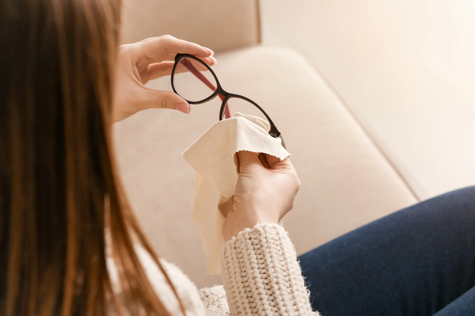 akinių valymas akinių priežiūra akinių rėmeliai naujienos miesto optika akių klinika korekciniai akiniai lęšiai