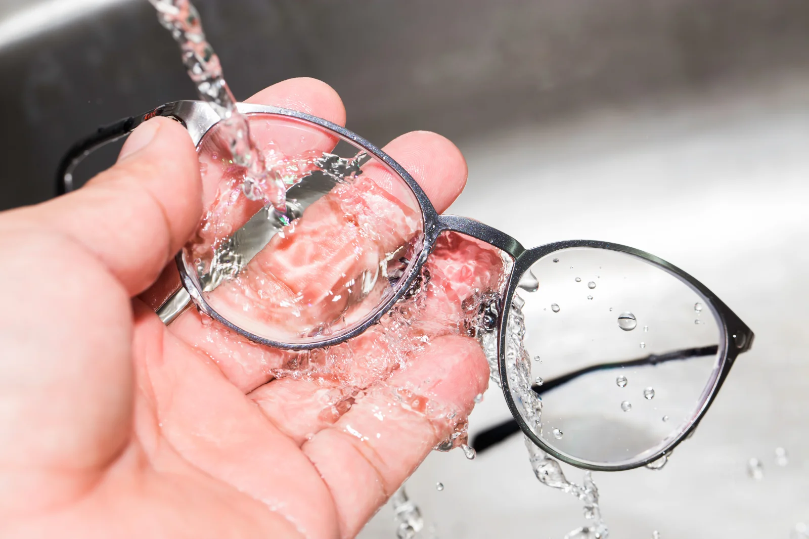 akinių valymas akinių priežiūra akinių rėmeliai naujienos miesto optika akių klinika korekciniai akiniai lęšiai