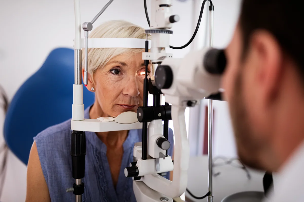 akių ligos katarakta mėlyna šviesa miesto optika akių klinika korekciniai akiniai lęšiai