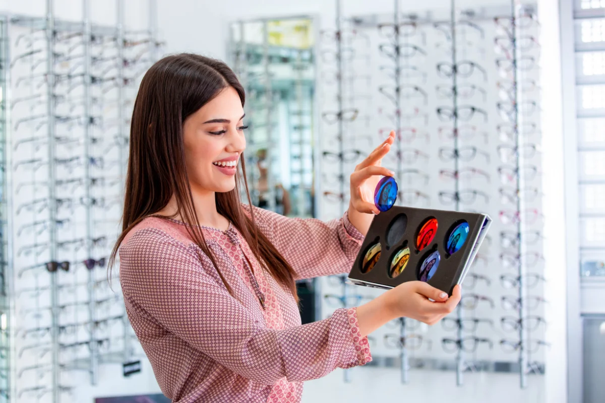 fotochrominiai akiniai akinių lęšiai miesto optika akių klinika korekciniai akiniai